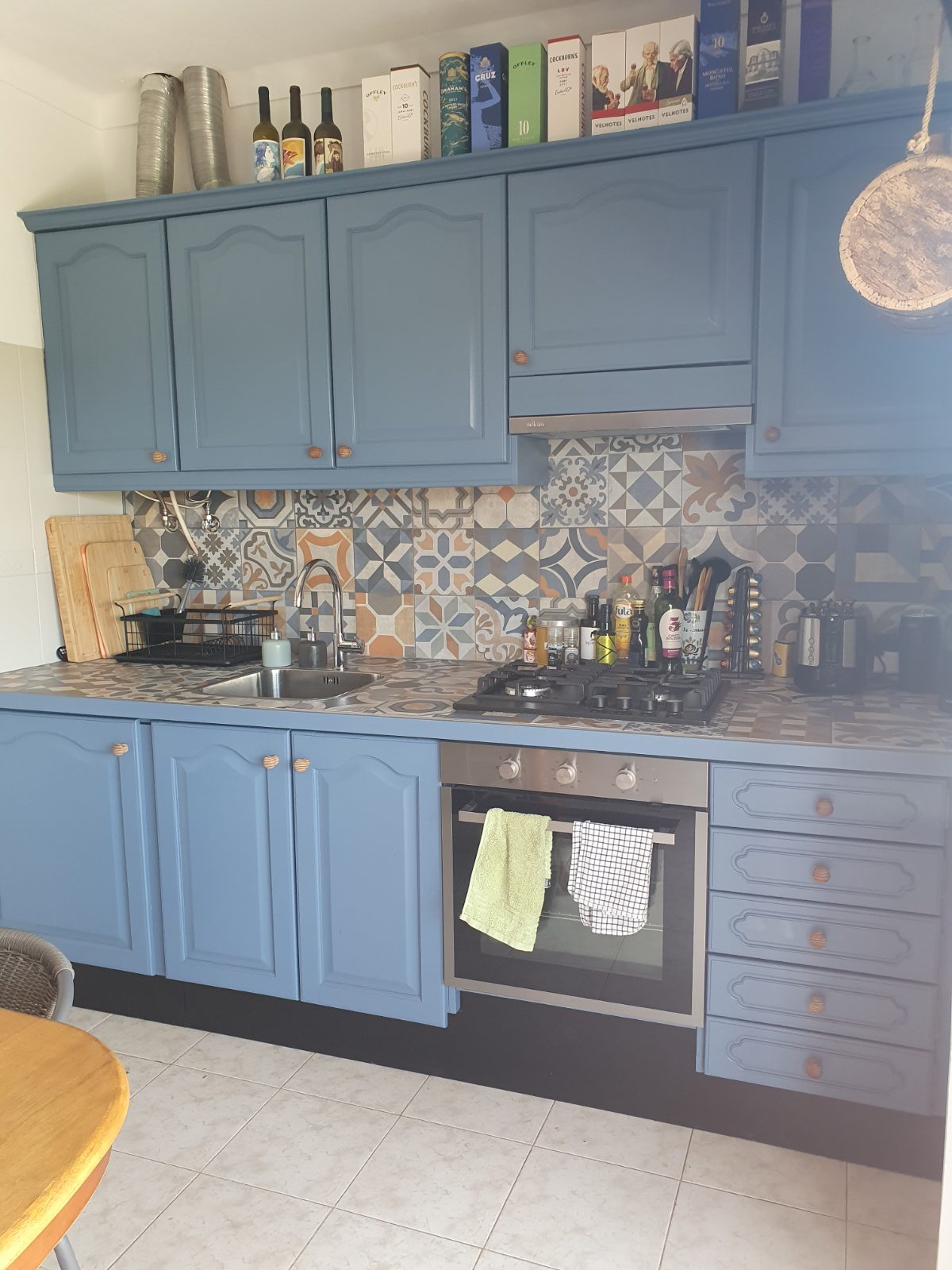 Kitchen with azulejo backsplash